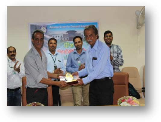 GM, ACEM felicitating Chief Guest of the CEP Valedictory Function, Dr Manoj Gupta, OS