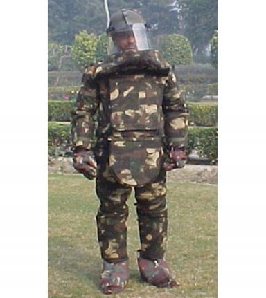 भारतीय सेना के लिए एंटी पर्सनल माइन ब्लास्ट प्रोटेक्टिव सूट (ए पी एम बी पी एस)।
