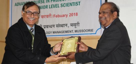 Dr A Shivathanu Pillai, former CC R&D (MSS) being honoured with a memento by Shri Sanjay Tandon, OS & Director ITM