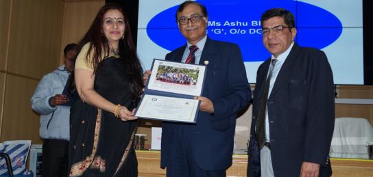 Ms Ashu Bhatia, Sc 'G' from DG (AERO) receiving the certificate by Shri Sanjay Tandon, OS & Director ITM