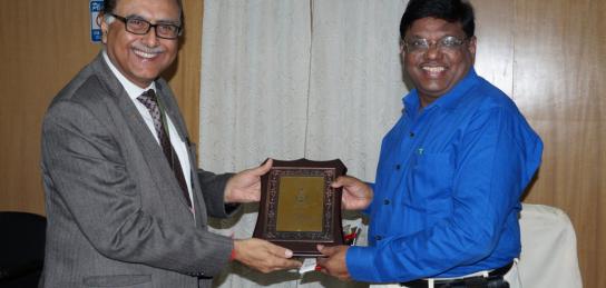 Dr N Eswara Prasad, OS & Director DMSRDE being facilitated by Shri Sanjay Tandon, OS & Director ITM during the course