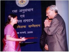Smt Usha R, is received Best Technical Performance Award - 2004